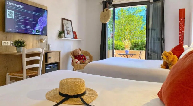 Четырёхместный номер Standard с балконом Hotel Le Provence - Restaurant Le Styx
