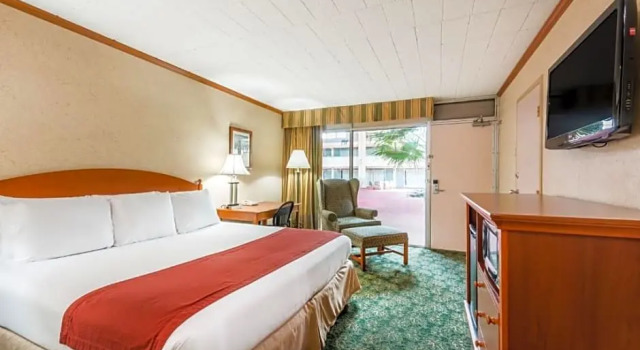 Люкс Ramada by Wyndham State College Hotel & Conference Center