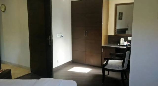 FabHotel Phoenix Hospitality - Nr DLF Cyber Hub & Metro, Gurugram, Забронировать Апартаменты/квартира Гургаон Gurgaon Region, рядом с Бизнес-центр DLF CyberHub