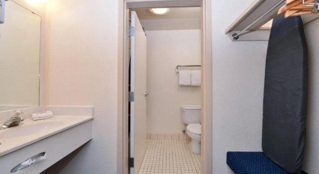 Четырёхместный номер Superior Red Roof Inn Clyde