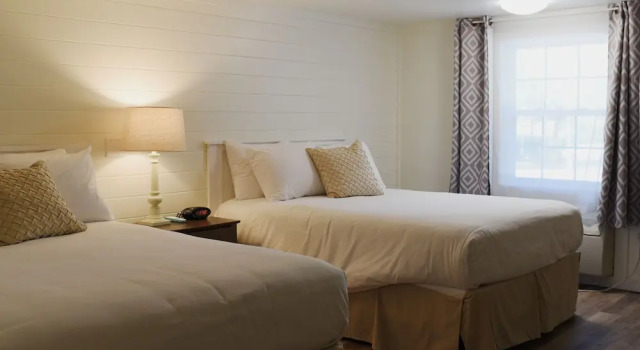 Четырёхместный номер Standard Sandwich Inn and Suites