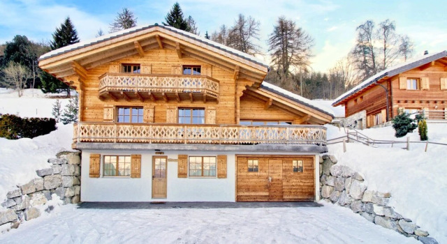 Шале An Enchanting Awakening in the Heart of the Alps