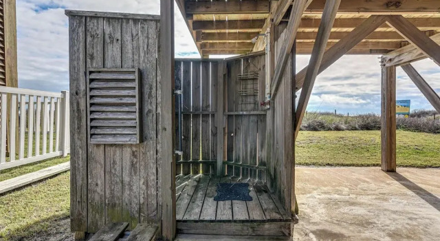 Gulf Coast Views: Waterfront Surfside Beach Home!, Varaa Lomakoti Mökit kohteessa Houston, Mökki