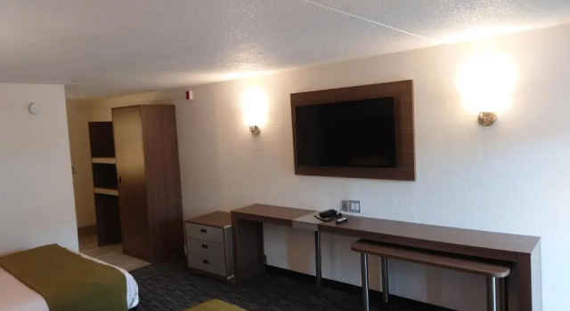Четырёхместный номер Standard с видом на бассейн Reagan Resorts Inn