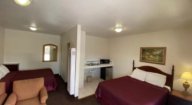 Четырёхместный номер Standard Economy Inn Paso Robles