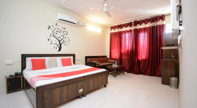 Люкс Standard OYO 4894 Hotel The Diamond Chandigarh
