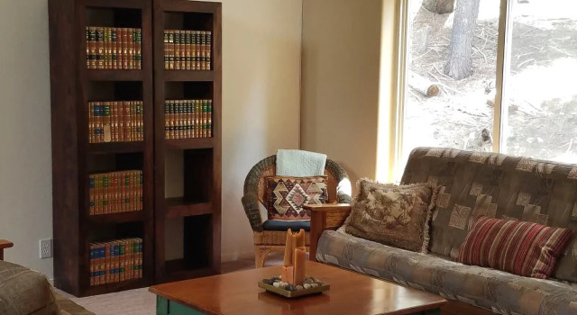 Rogers Retreat 3 Bedrooms 2.5 Bathrooms Home, Rezerwuj Hotel Hotele w Fallen Leaf z parkingiem, Parking