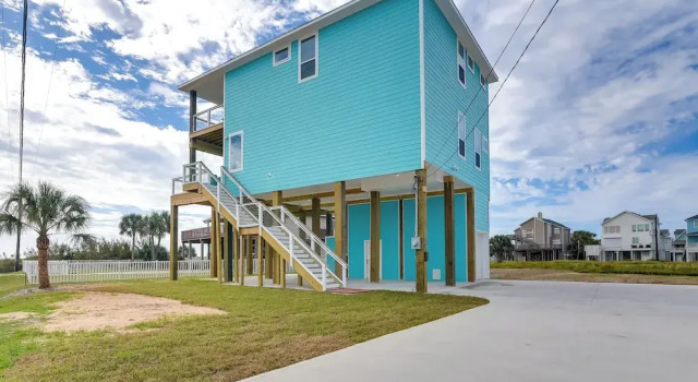 Steps to Beach: Vibrant House in Galveston!