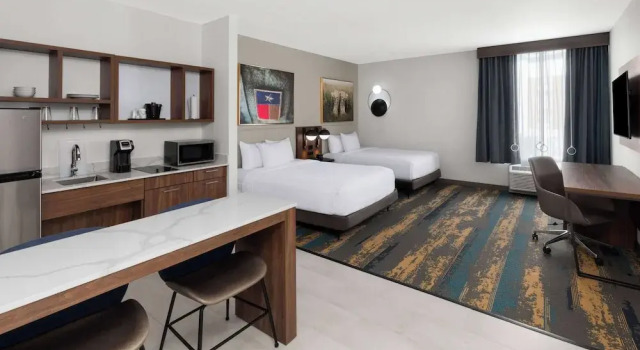 Четырёхместный люкс La Quinta Inn & Suites by Wyndham San Antonio at the RIM
