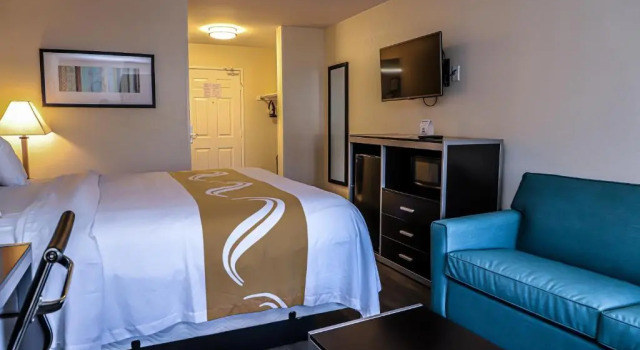 Двухместный люкс с балконом Quality Inn & Suites Camarillo-Oxnard