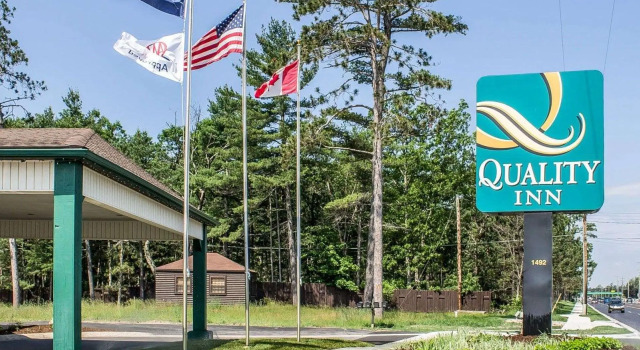 Quality Inn, Buchen Sie Hotel Hotels in Traverse City mit Pool, Schwimmbad