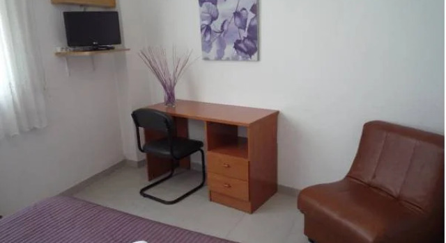 Hostal Residencia Ponte Vella, Забронировать Отель Луго Lugo Province, рядом с Центр исследования римских муров