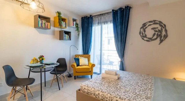 Light House - Seafront cosy studio with library, Rezerwuj Hotel Hotele w Pafos z parkingiem, w pobliżu Paphos Archaeological Park, Parking