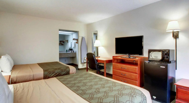 Четырёхместный номер Standard Econo Lodge Inn & Suites Gulfport Airport