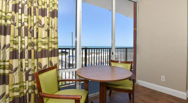 Четырёхместный номер Standard с балконом и с видом на океан Cove Motel Oceanfront