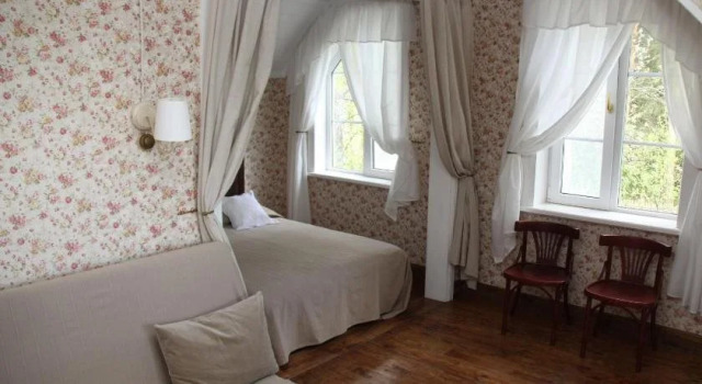 Sosedi Pushkina, Prenota Hotel Pushkinskie Gori 