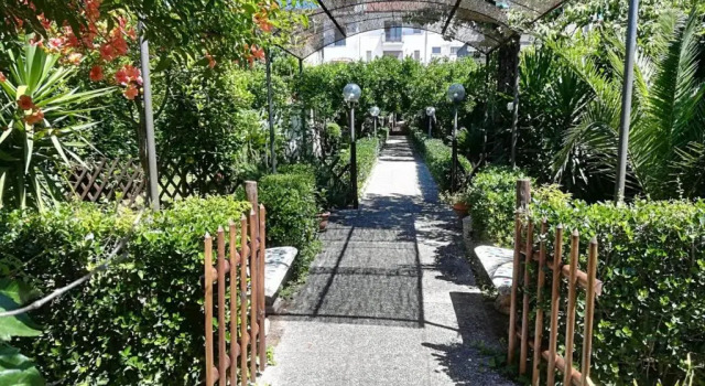 Коттедж Residenza Caserta Sud - Appartamento con giardino