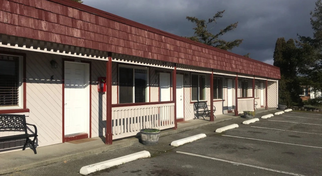 Tyee Restaurant and Motel, Забронировать Мотель Отели Каупевилл с парковкой, рядом с Историческое общество округа Айленд, Парковка