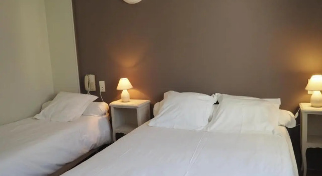 Auberge de la Tour, Забронировать Хостел Отели Опс с завтраком, Завтраки
