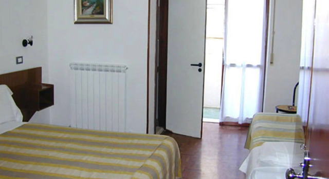 Hotel Holiday, Забронировать Отель Отели Пескары с парковкой, рядом с Порт Пескары, Парковка