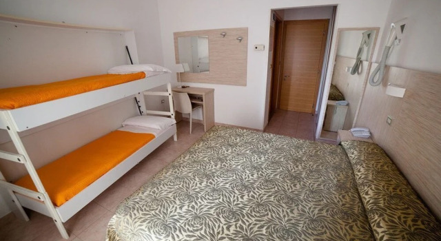 Четырёхместный номер Standard с балконом Hotel Plaza