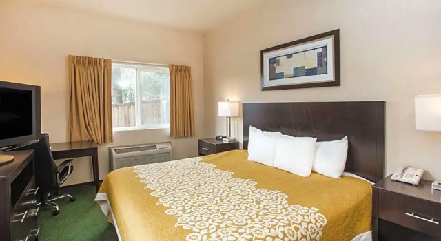 Двухместный люкс c 1 комнатой Days Inn by Wyndham Seattle Aurora