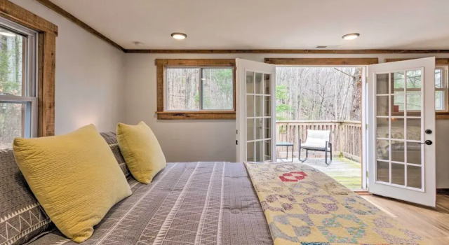 Hendersonville Cabin w/ Hot Tub, Views & Fire Pit!