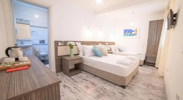 Трёхместный номер Standard c 1 комнатой Madda Hotel
