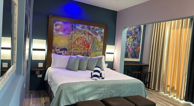 Студия Old Crow Hotel and Suites