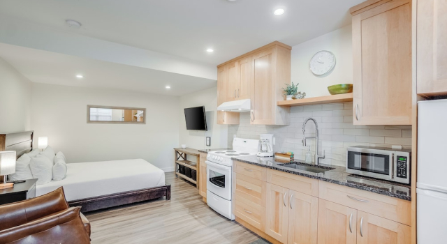 Люкс Deluxe с видом на город Stirling All Suites Hotel