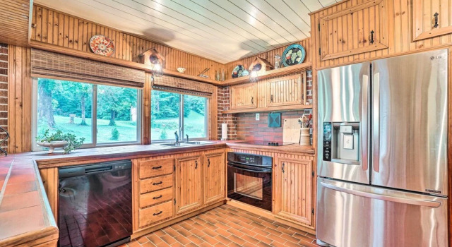 Коттедж Pet Friendly Home w/ Hot Tub, Patio & Game Room!