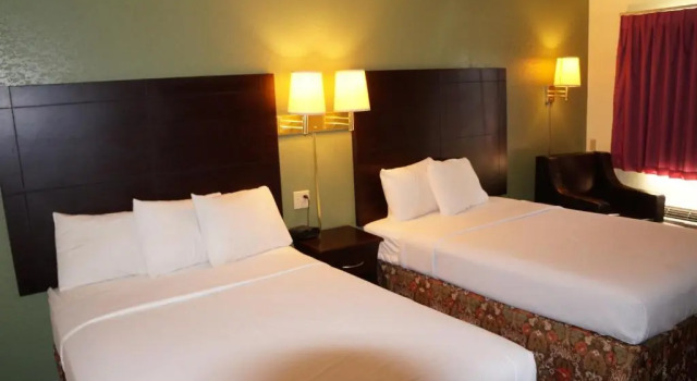 Четырёхместный номер Standard Regency Inn Pittsburg