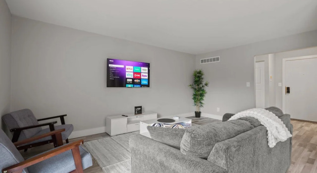 2BR Stay Close to Downtown, Забронировать Апартаменты/квартира Рочестер-Хиллс Detroit Metropolitan Area