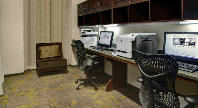 Hilton Garden Inn New York/Manhattan-Chelsea, Забронировать Отель Отели Нью-Йорка с парковкой, рядом с 42-я улица - Брайант-парк, Парковка