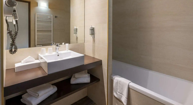 Двухместный номер Executive с видом на бассейн Best Western Terre de Provence