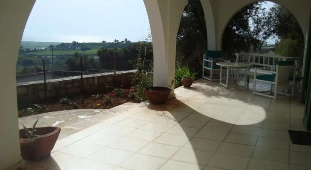 The Bishops Seat, Boek Hotel Episkopi Lemesou Limassol
