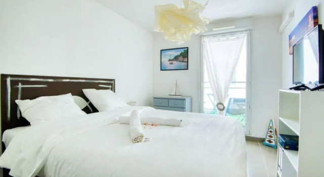 CATALANS-Air-conditioned, balcony 2 min walk Catalans Beach