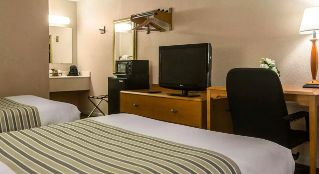 Четырёхместный номер Standard Econo Lodge Inn & Suites Columbus near Fort Benning