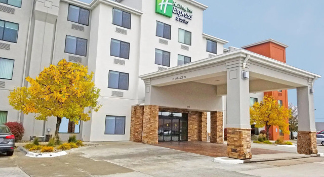 Четырёхместный номер Standard Holiday Inn Express Hotel & Suites Norfolk by IHG