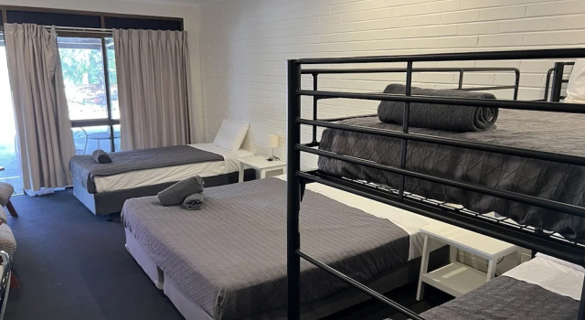 Семейный номер Standard c 1 комнатой Albert Park Motor Inn - Pool and shaded parking