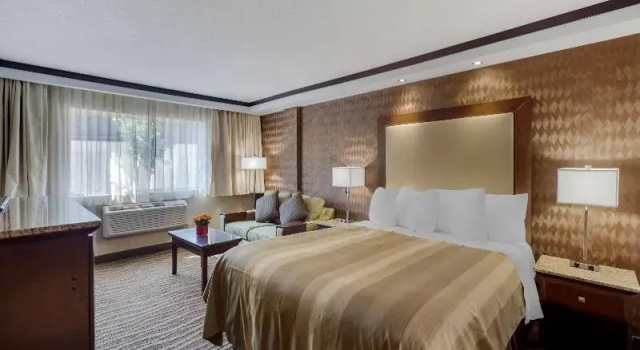 Трёхместный номер Standard Best Western Plus Edmonton Airport Hotel