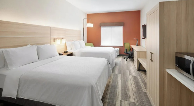 Четырёхместный номер Standard с видом на горы Holiday Inn Express Hotel & Suites Salem by IHG