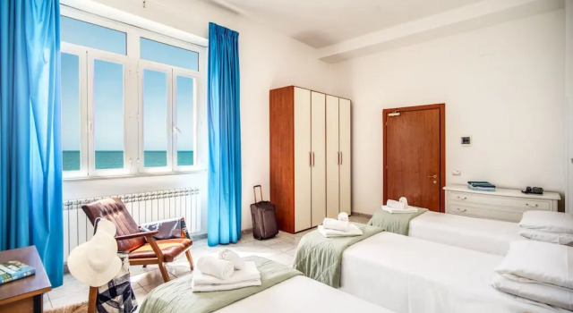 Трёхместный номер с видом на море Villa MG Hotel