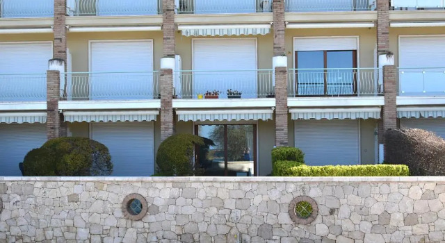 Beach-front boutique apartment Lido 113