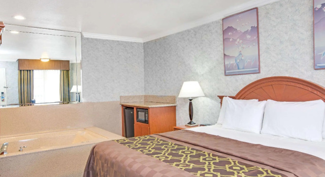 Номер Deluxe Days Inn by Wyndham Los Angeles LAX South Bay Beach City LA