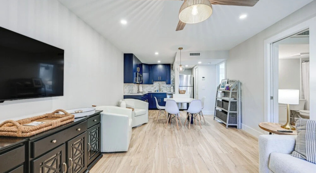 Апартаменты с 2 комнатами Sleek Coastal Abode: 1 Block to Naples Beach!
