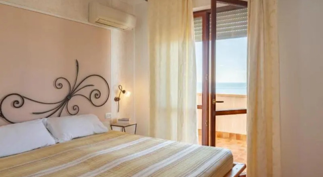 Люкс с балконом Lola Piccolo Hotel