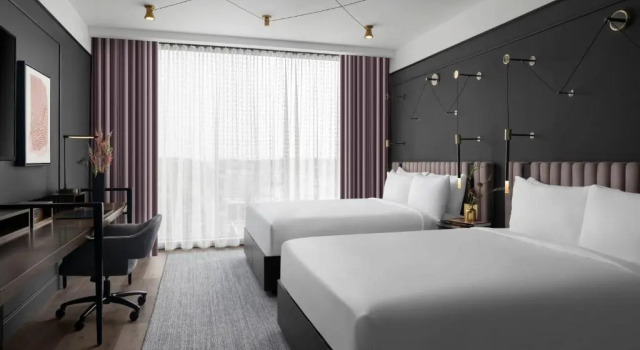 Четырёхместный номер Standard Renaissance Milwaukee West Hotel