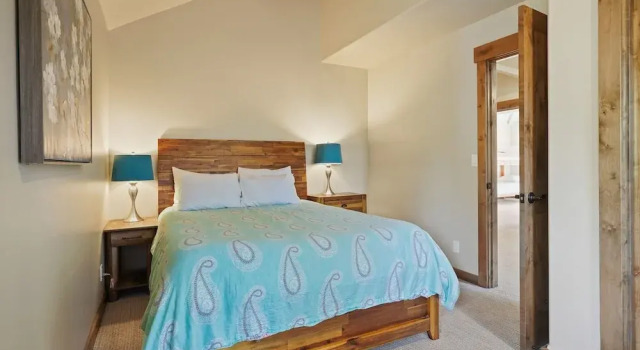 3 Tumalo Home with Wood Burning Stone Fireplace, Hot Tub, and BBQ on the Deck by RedAwning, Buchen Sie Ferienhaus SPA-Hotels in Mount Bachelor, SPA