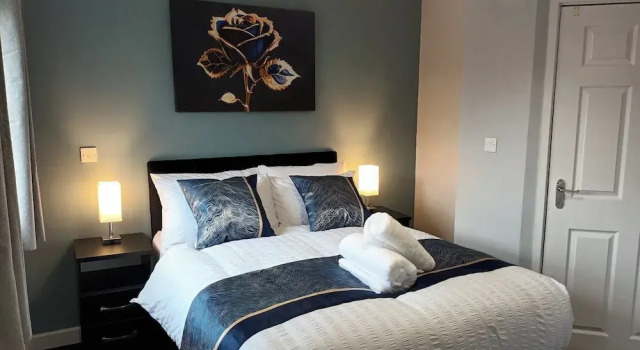 2 Bed House - Sleeps 6 - Parking - Wifi